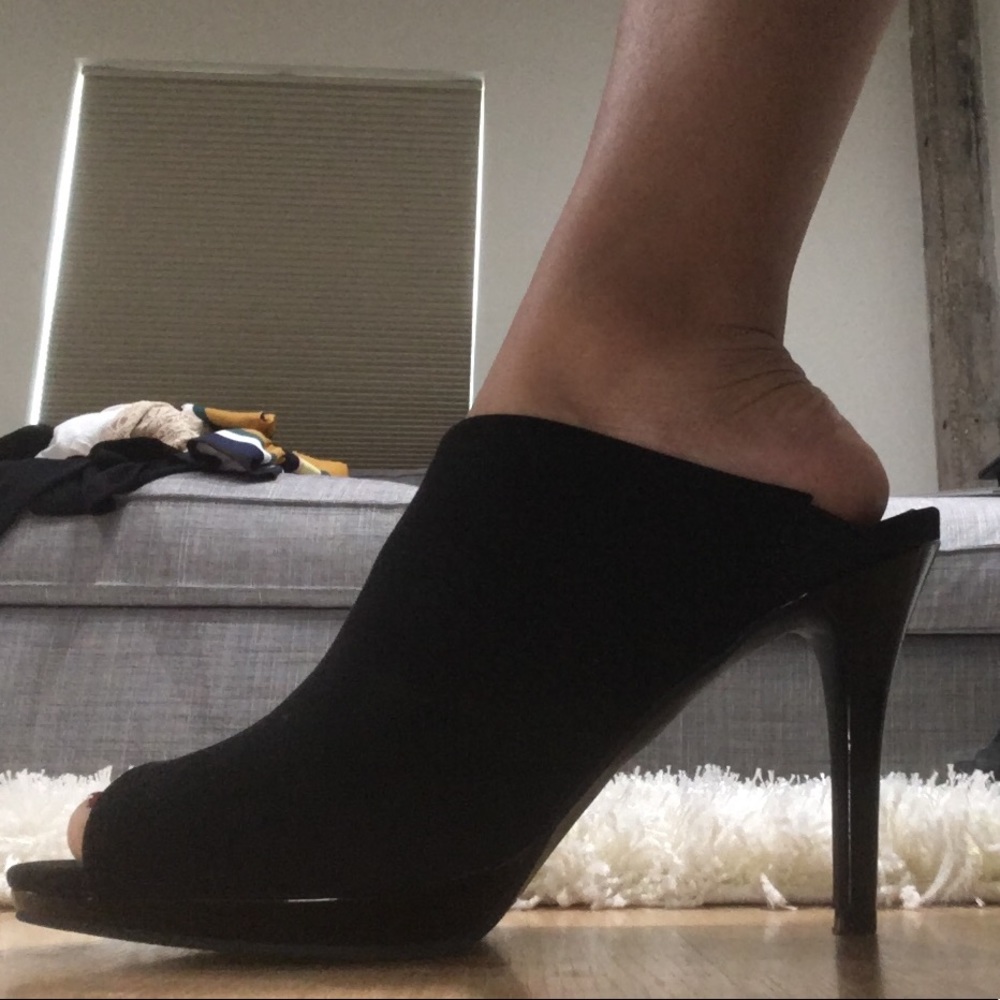 Blk Mule stilettos sz7(great grip easy to walk in)
